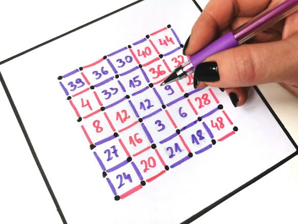 gra matematyczna na kartce papieru z wielokrotnoscią