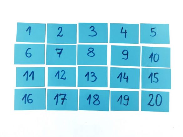 dedukcyjna zabawa matematyczna z wykorzystaniem kolorowych kartoników z liczbami